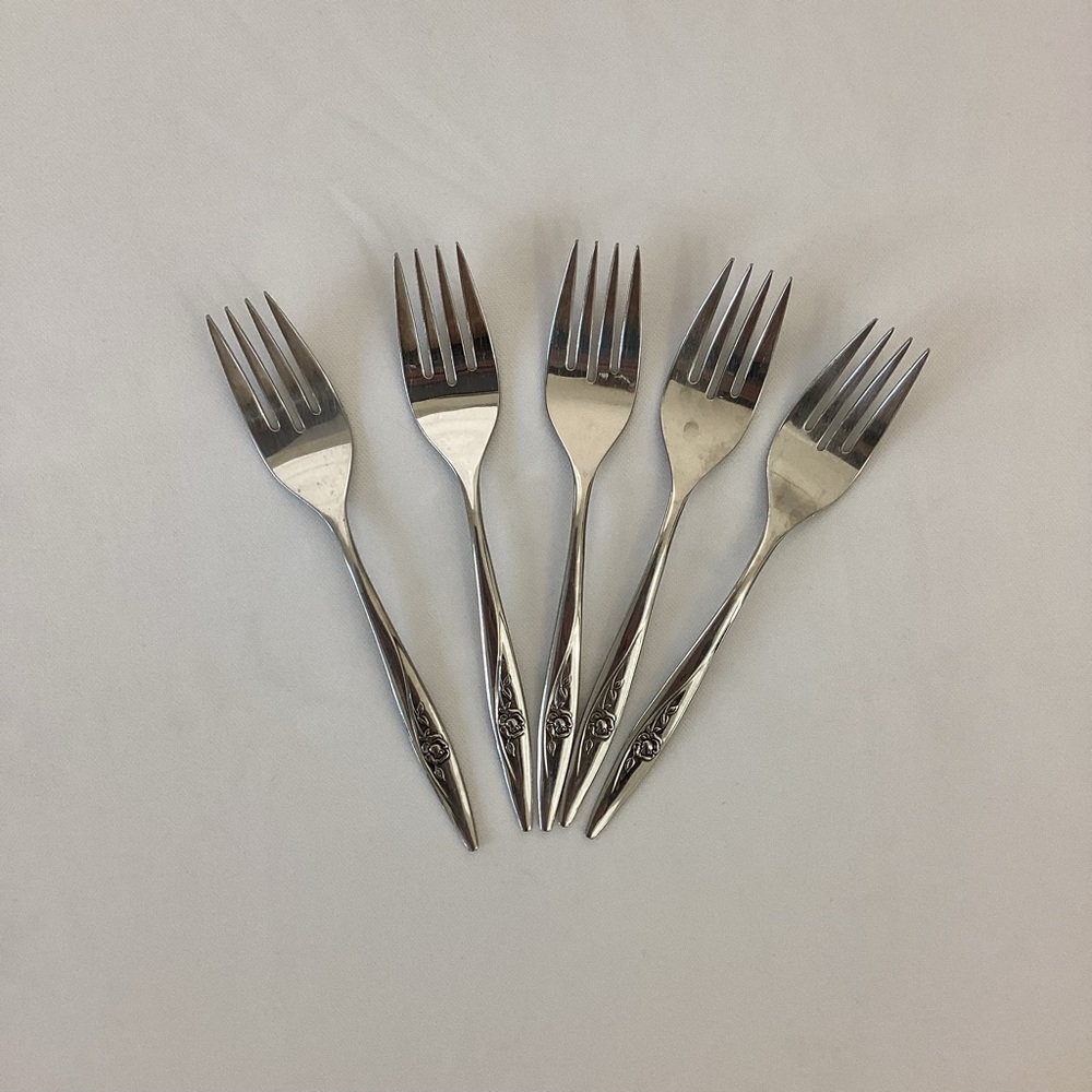 Oneida Lasting Rose Silverware Set - Picture 8 of 13